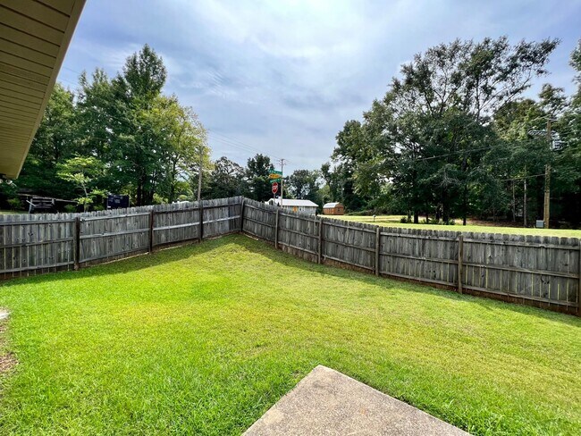 Building Photo - Home in Cottondale! Available to View Now!!!