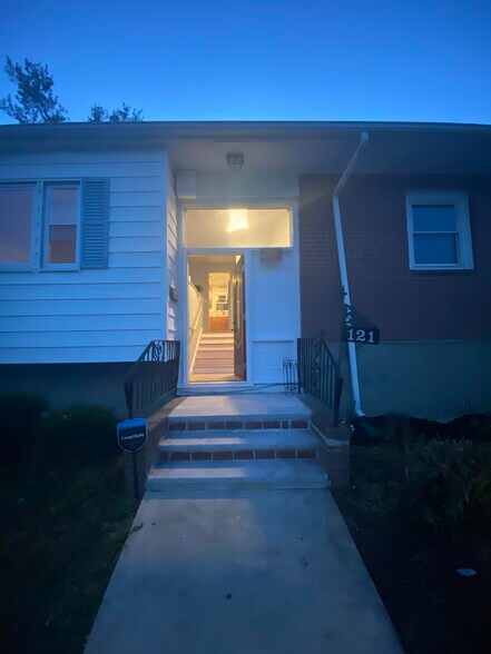 Building Photo - 121 Orlando St