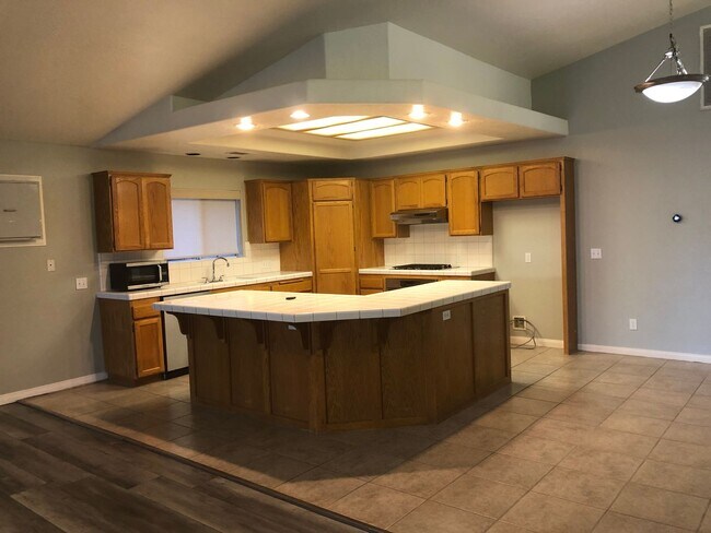 Building Photo - 3 bedroom 2 bathroom Home in Silver Lakes!...