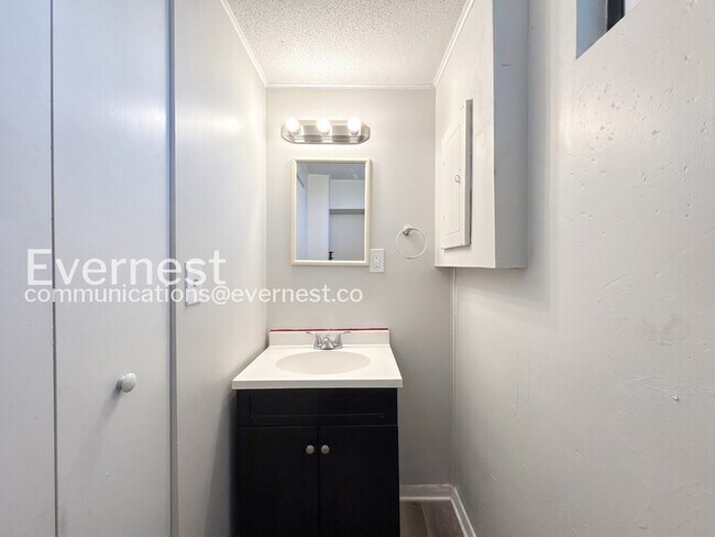Building Photo - 3 Bed/1.5 Bath Home with Garage / Pet-Friendly / Coming Soon!