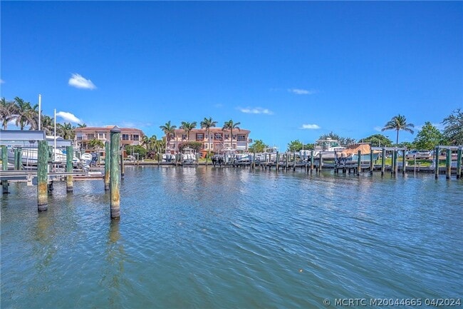 Building Photo - 1528 NE Outrigger Landings Dr