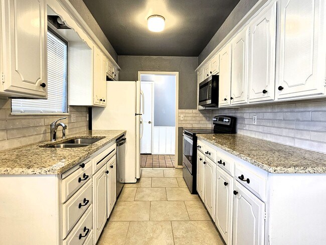 Building Photo - Beautiful 2 Bed 2 Bath Moments Away From L...
