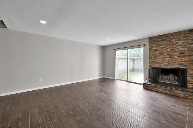 Building Photo - 12311 Glenview Dr
