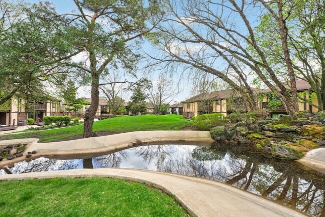 Building Photo - 1700 Lakecliffe Dr