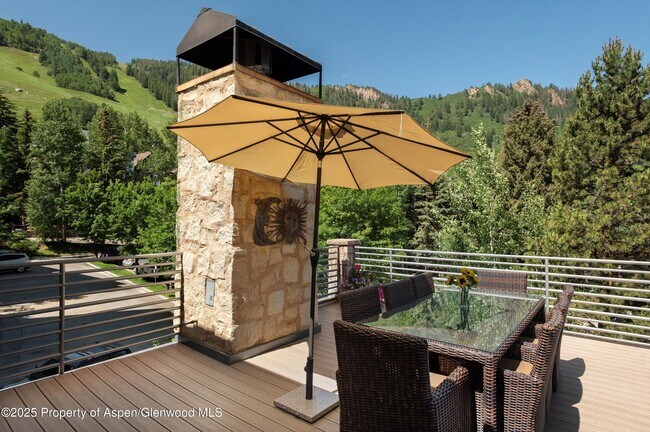 Building Photo - 714 S Galena St