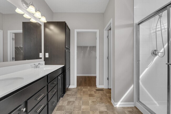 Building Photo - 2390 Glenvale Dr