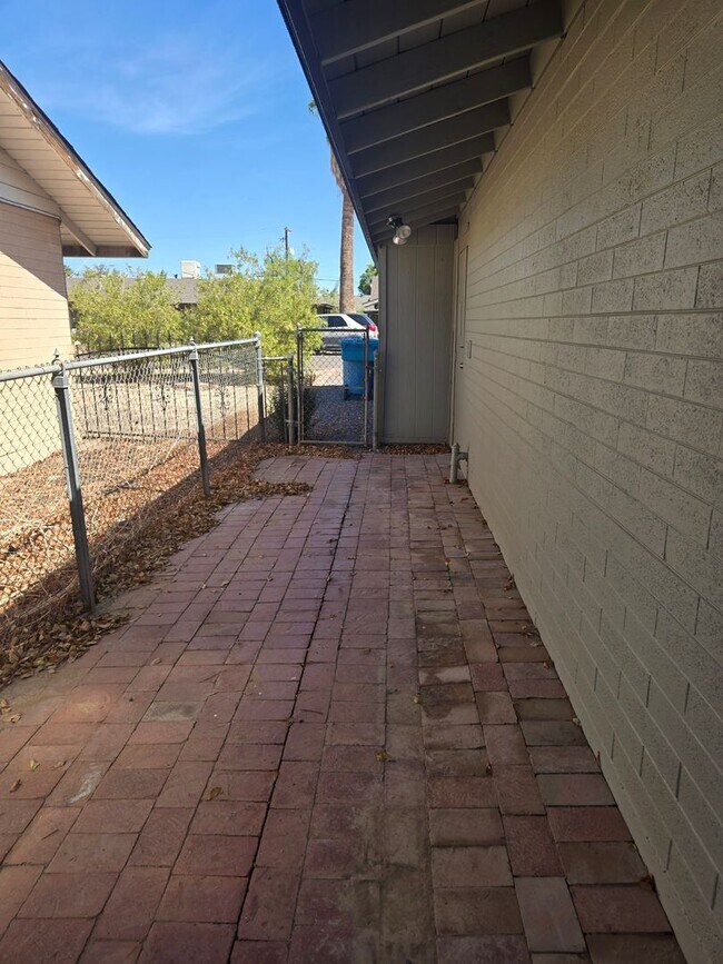 Building Photo - Cozy 3 bed, 2 bath home in Phoenix, No HOA!