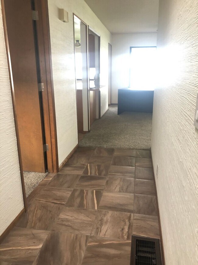 Building Photo - LAKEFRONT Condo Style Living!