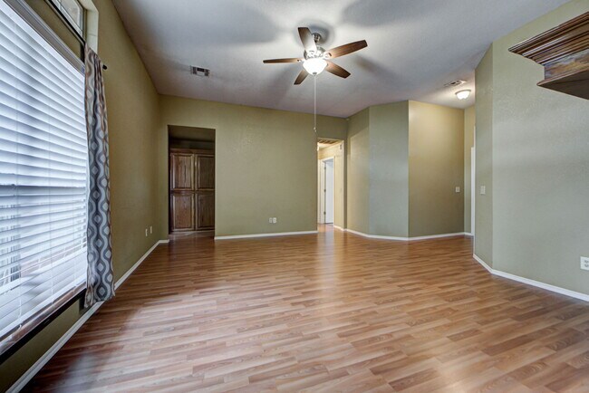 Building Photo - 2912 Edinburg Dr