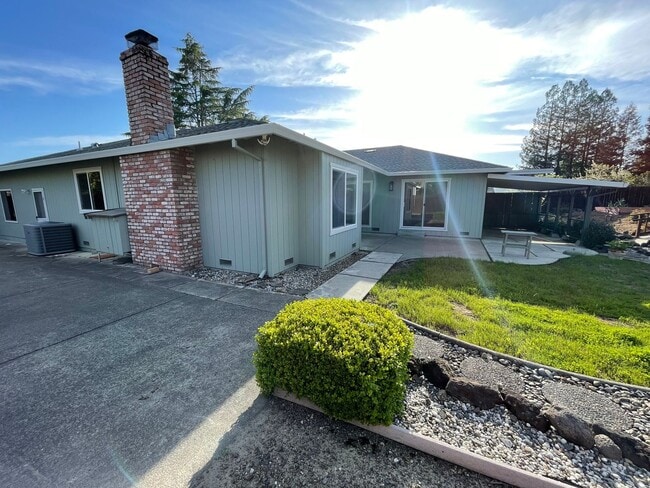Building Photo - Spacious three bedroom home in desirable Windsor neighborhood!