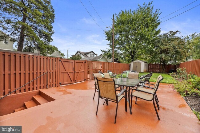 Building Photo - 2231 Otis St NE