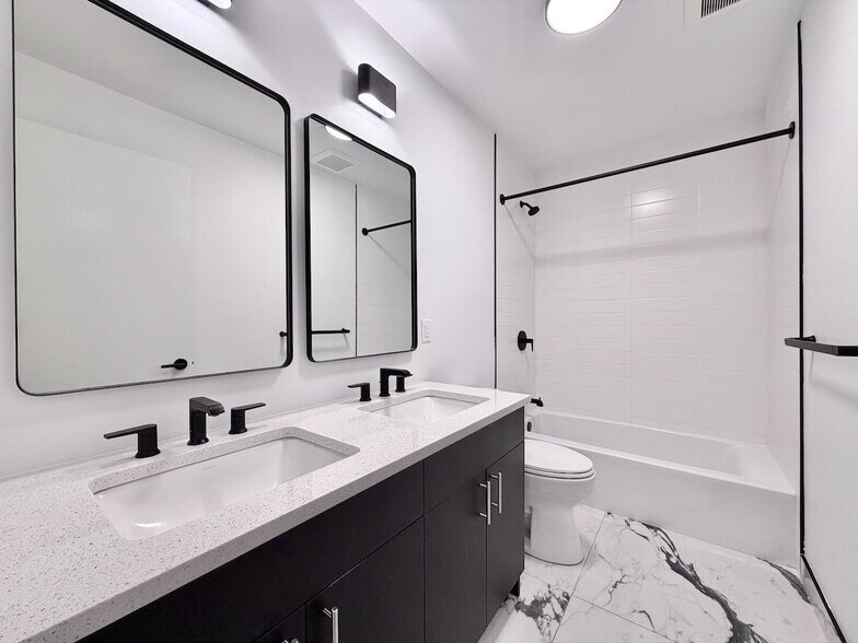 Building Photo - 375 Monmouth St