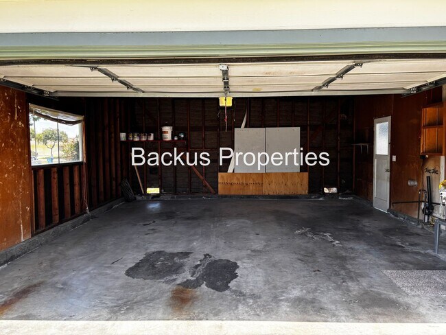 Building Photo - Wonderful three bedroom home in South Salinas