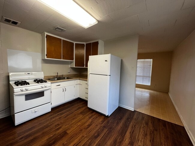 Building Photo - 3 Bedroom, 1.5 Bathroom, Brick Home with y...