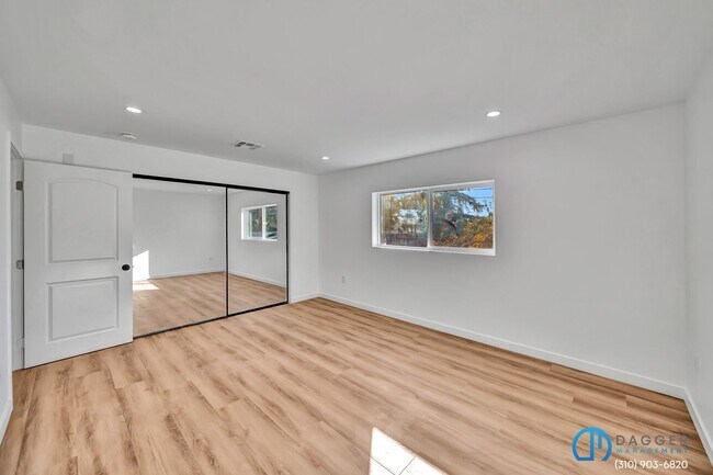 Building Photo - 11845 Hamlin St