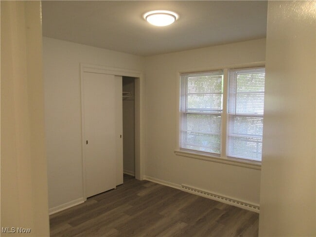 Building Photo - 285 Marion Dr