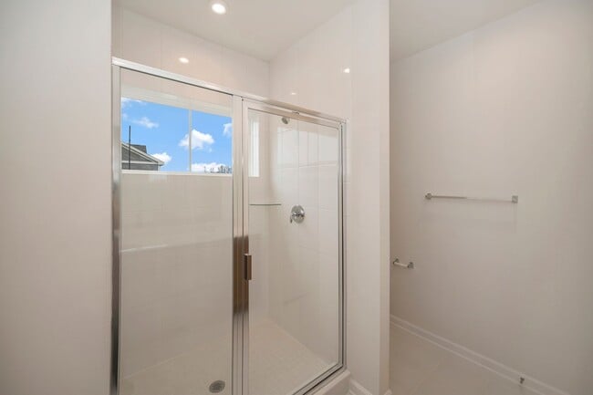 Building Photo - Light Filled Spacious Townhome