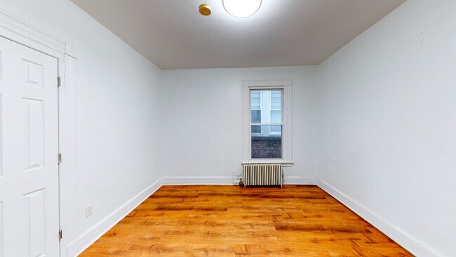 Building Photo - Spacious, Fully Renovated 3BR in Prime Eas...