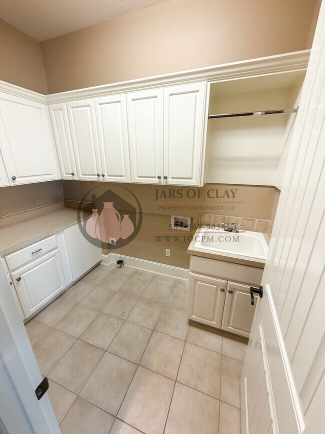 Building Photo - Luxurious Woodburn Residence | Main-Floor Primary Suite & Butler's Pantry