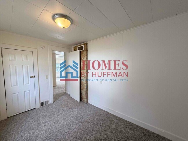 Building Photo - Two Bedroom House | Large Lot | Detached Garage