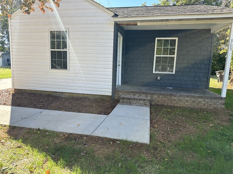 Primary Photo - 305 Leonford St