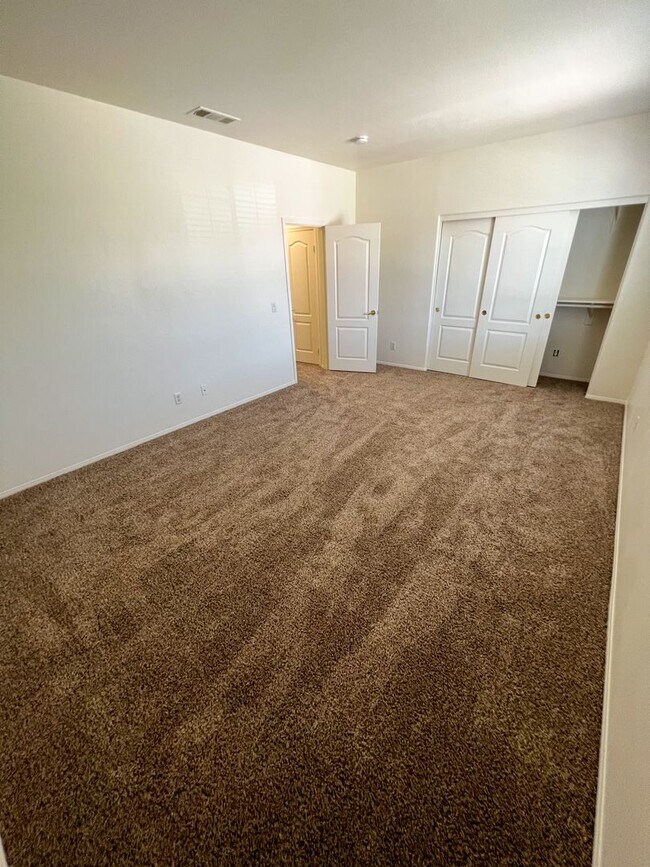 Building Photo - Spacious 4 Bedroom 3 Bathroom Home with 3 ...