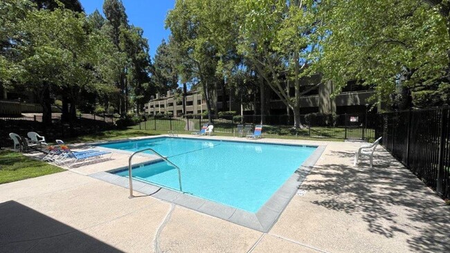 Building Photo - Martinez Beautiful 2 bedroom 1.5 bath unit...