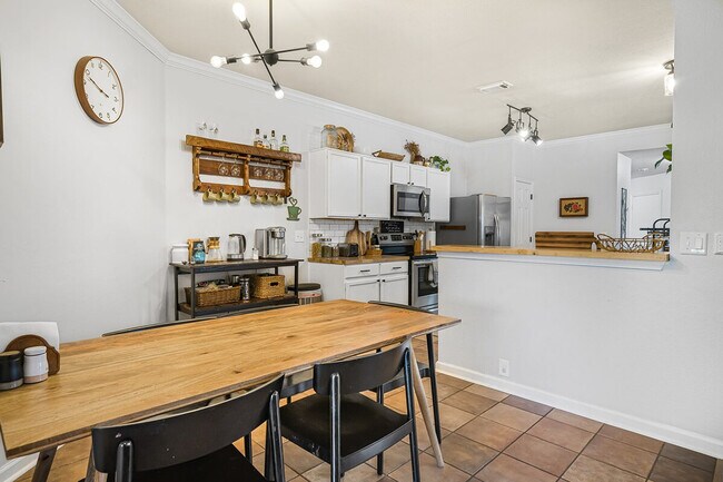 Building Photo - 904 Melted Candle Cove