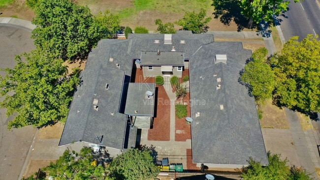 Building Photo - 401 W Mariposa Ave