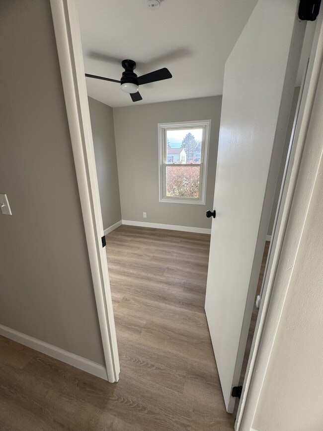 Building Photo - 580 Edgewood Dr