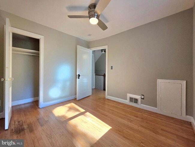 Building Photo - 527 E Nelson Ave