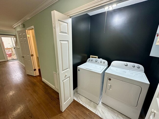 Building Photo - Beautifully Updated Townhome in the Heart of Clemson