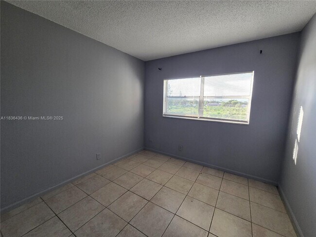 Building Photo - 405 SW 13th Pl