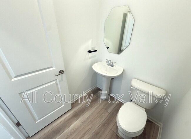 Building Photo - 1135 White Oak Cir