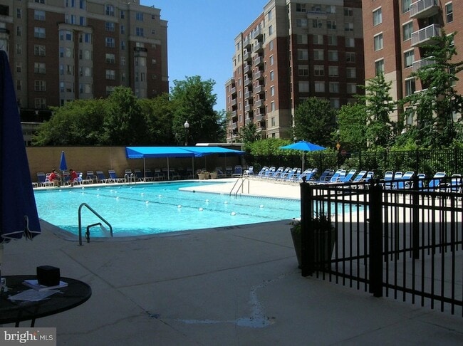 Building Photo - 3800 Fairfax Dr