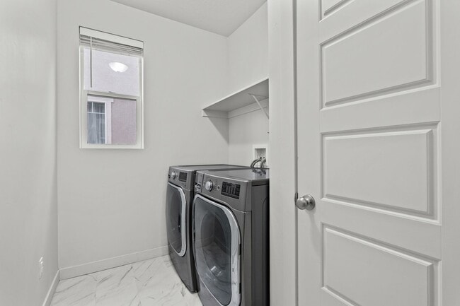 Building Photo - Beautiful 5 Bed / 3 Bath Single-Family Home in Lindon