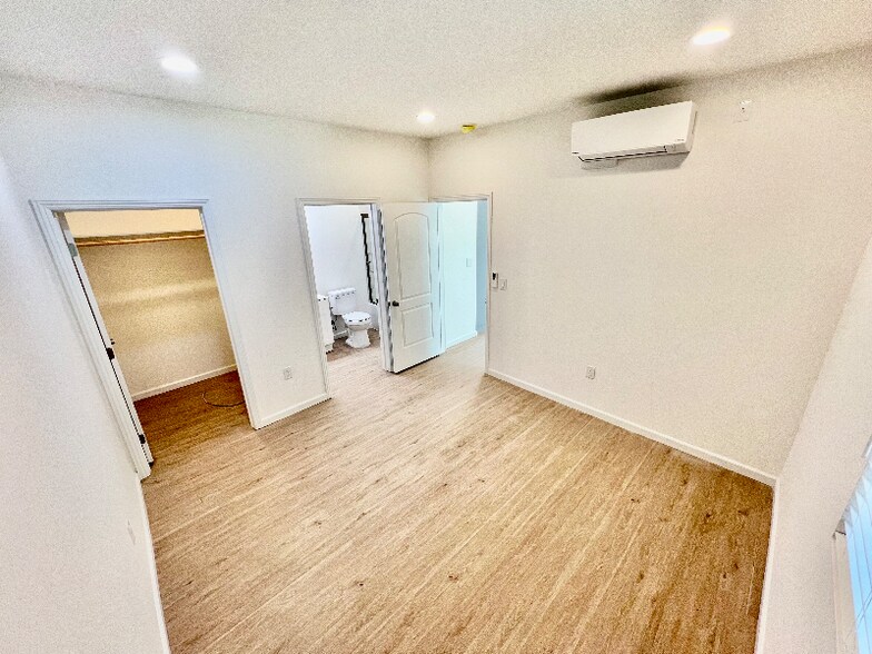 Building Photo - 859 W 43rd Pl