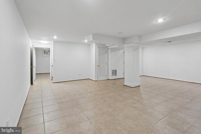Building Photo - 903 Ridge Dr