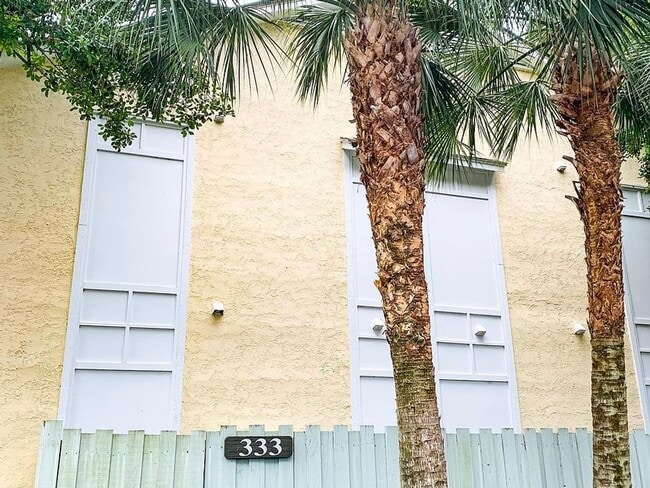 Building Photo - 2 Bedroom, 2 Bathroom Condo in Woodscape -...