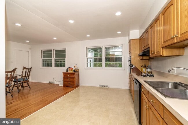 Building Photo - 1744 Lark Ln