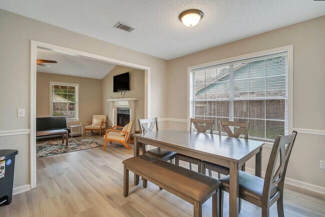 Building Photo - Available June 22nd! Beautiful