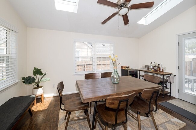 Building Photo - Immaculate 3 bedroom 2 bath bungalow at Oc...