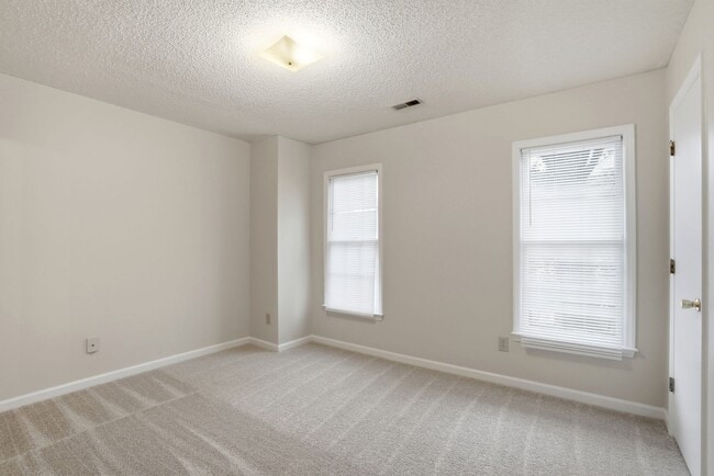 Building Photo - Oakhurst Living at Its Finest (Fresh Paint - New Carpet)