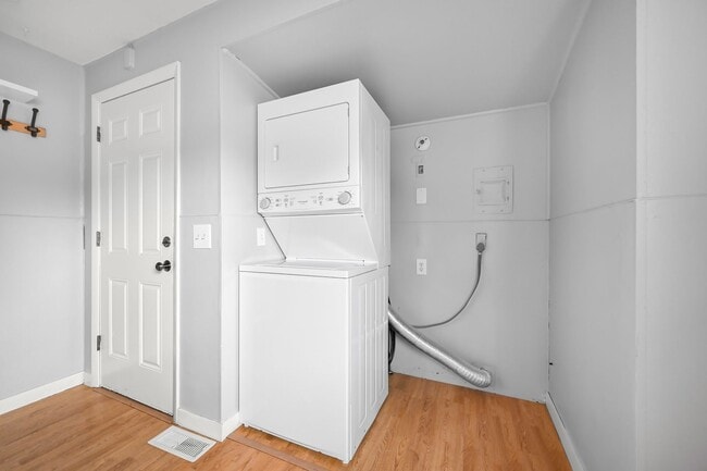 Building Photo - 2 Bedroom, 1 Bathroom Available!