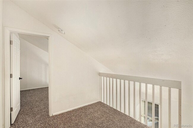 Building Photo - 2 bed, 1 bath, ~1000 square feet, Complete...