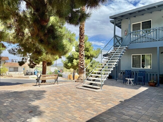 Building Photo - Charming 2-Bed Apartment – Well-Maintained...