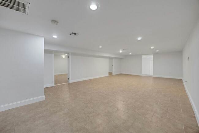 Building Photo - 252 Mabel Pl