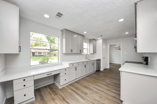 Building Photo - 3400 Surrey Ln