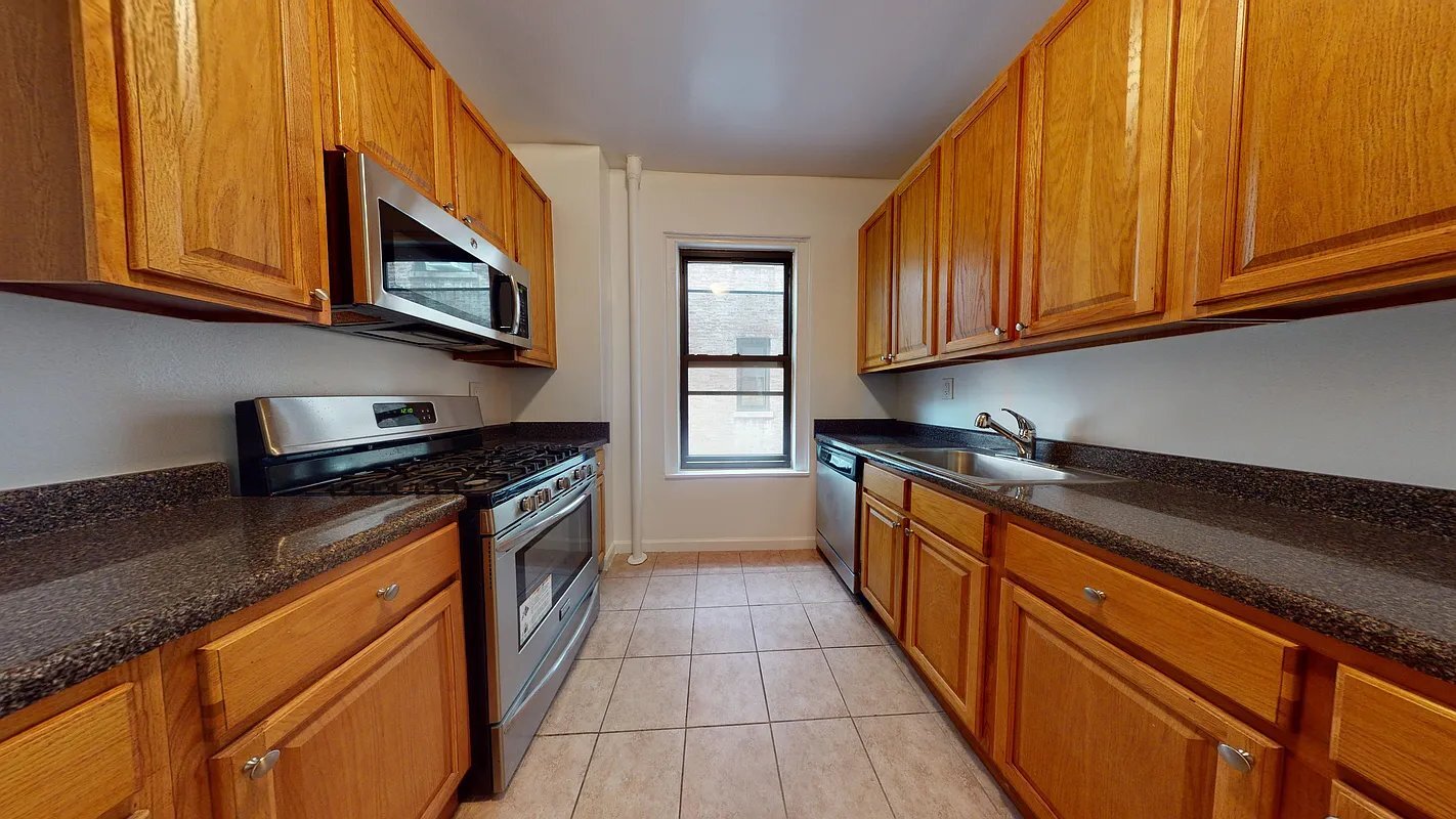 Building Photo - 656 W 204th St