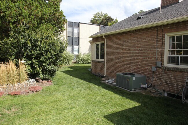 Building Photo - Beautiful Large Home in the Avenues